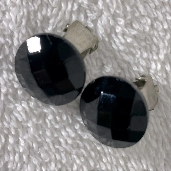 Vintage Black Plastic Multi  Facet Circle Clip On Earrings - Picture 6 of 8